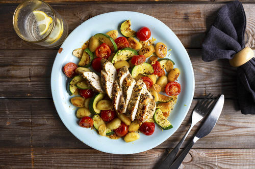 Griechisches Zitronenhähnchen mit Zucchini-Gnocchi und Tomaten