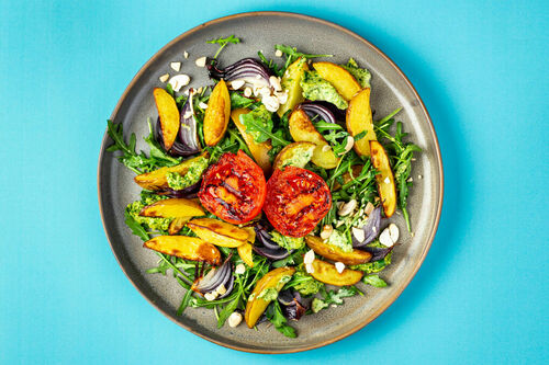 Röstkartoffeln mit Olivenpesto dazu gegrillte Tomaten und Rucola