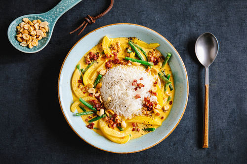 Gelbes Curry mit Bohnen und Speck dazu Basmatireis