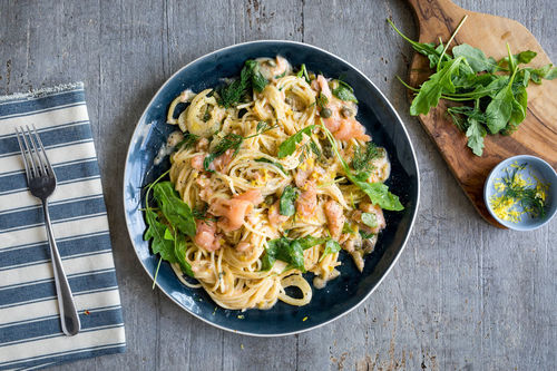 Spaghetti mit Räucherlachs in cremiger Rucola-Fenchel-Sauce