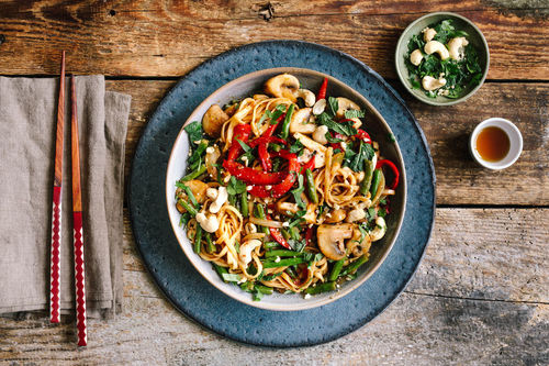 Veggie-Bratnudeln mit Cashews und knackigem Paprika-Bohnen-Gemüse