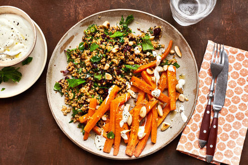 Bulgursalat mit Cranberrys und Mandeln dazu Ofenkarotten und Kokosjoghurt