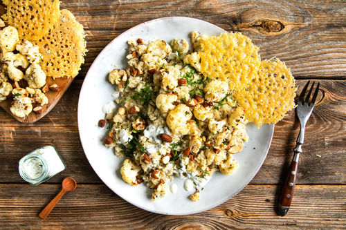 Cremiges Low-Carb-Blumenkohlrisotto mit Rauchmandeln und Käsecrackern