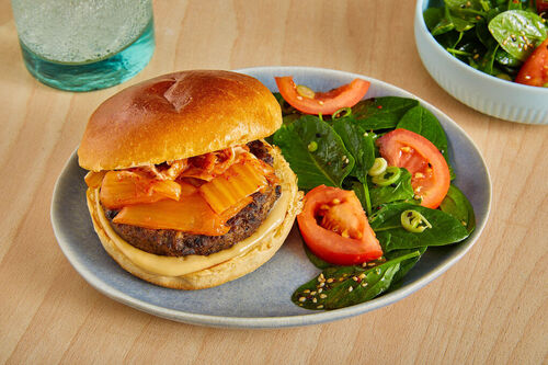 Kimchi-Champignon-Burger mit Sesamdip und Spinatsalat