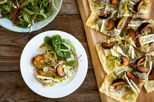Flammkuchen mit Pflaumen und Brie dazu Mangold-Fenchel-Salat