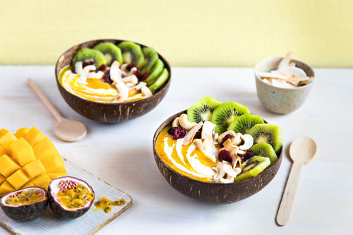 Special: Tuttifrutti-Smoothie-Bowl mit Passionsfrucht, Mango, Kiwi und Kokos