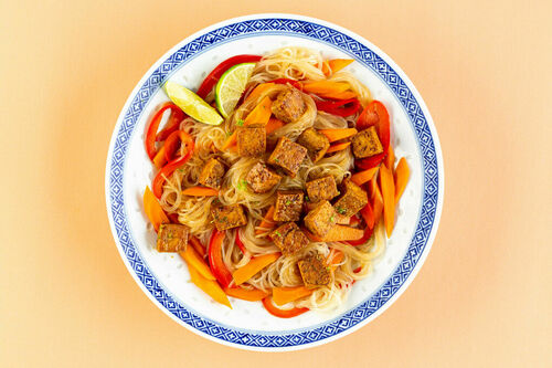 Limetten-Tofu auf Glasnudelsalat mit bunter Paprika und Karotten