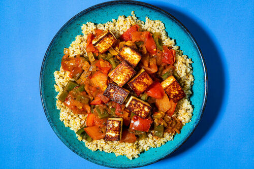 Gebratener Paneer auf Gemüseeintopf dazu fluffiger Bulgur