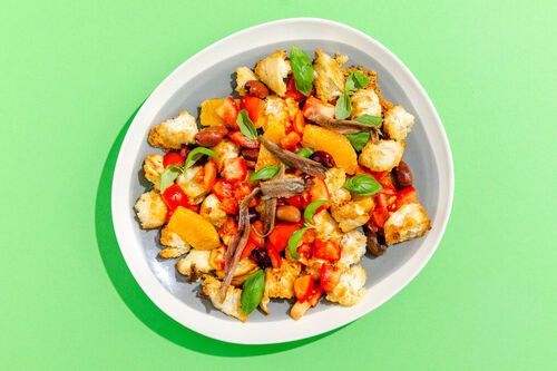 Schneller Sardellen-Panzanella mit Orangendressing und Oliven