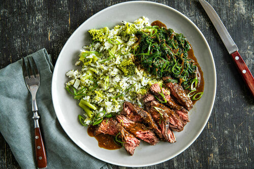 RS Bio-Rindersteak mit Miso-Spinat und aromatischem Brokkoli-Sesam-Reis