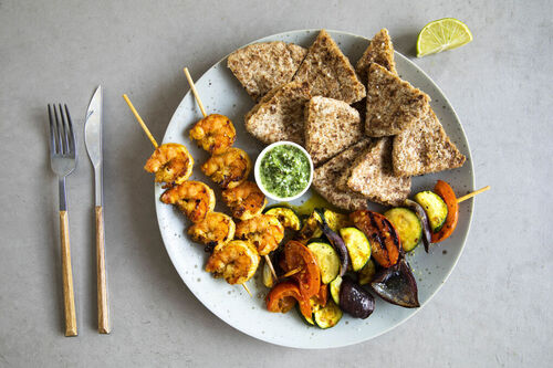 Tandoori-Garnelen- und Gemüsespieße mit Vollkornpita und Koriander-Kokos-Chutney