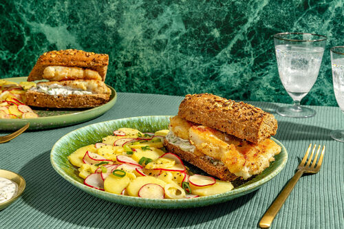 Panierter Kabeljau im Vollkornbrötchen dazu Kartoffel-Radieschen-Salat