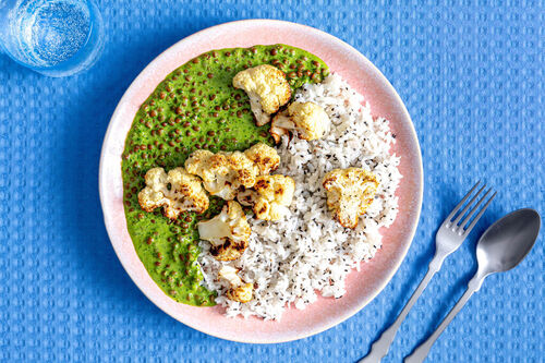 Linsencurry mit Zitronengras und Kokosmilch dazu Sesamreis und gerösteter Blumenkohl