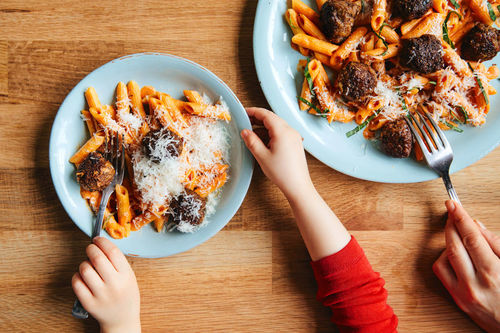 Polpette aus Rinderhack in cremiger Tomatensauce mit Penne