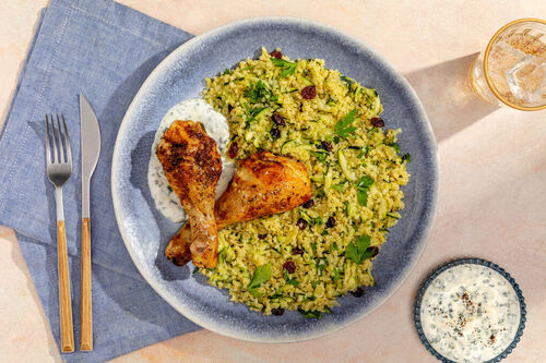 Drumsticks auf Rosinen-Bulgur mit Zucchini und Schnittlauchjoghurt