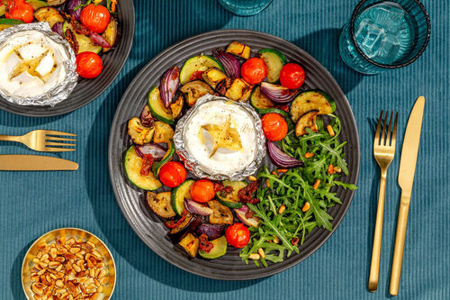 Camembert mit Auberginen-Gemüse dazu würziger Rucolasalat mit Pinienkernen