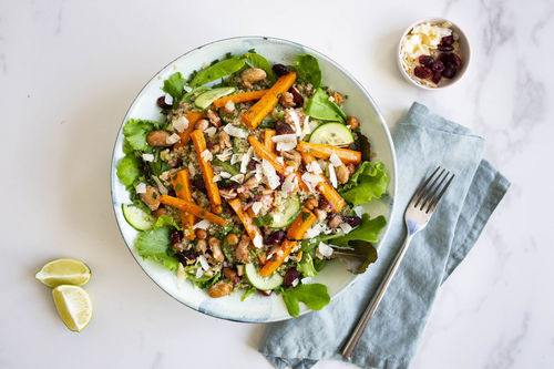 RS Quinoa-Bohnen-Salat mit Kokosraspel mit gebackenen Karotten und Cranberrys