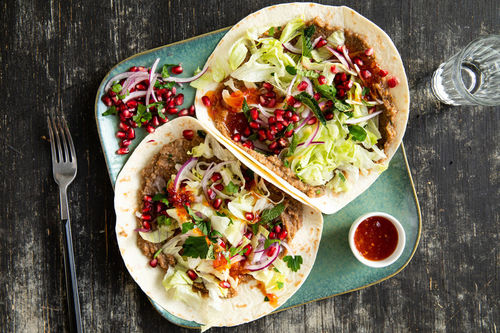 Wraps mit Bulgur-Linsen-Püree mit Salat, Granatapfel und Kräutern