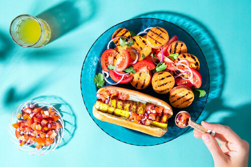 Grillkäse-Hotdog mit feiner Currynote dazu frischer Süßkartoffel-Gemüse-Salat