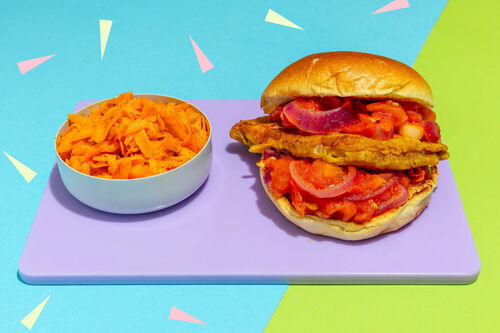 Indischer Chicken-Chutney-Burger mit würzigem Karottensalat