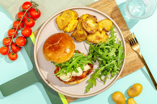 Mozzarella-Hähnchen-Burger mit Tomatenconfit und Quetschkartoffeln
