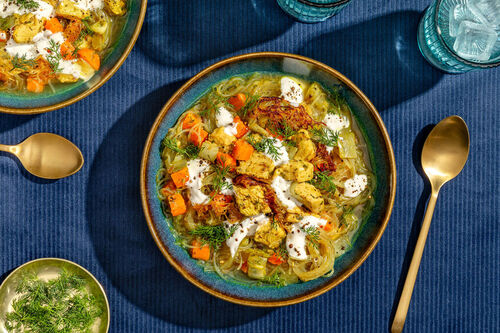 Bio-Hähnchen-Suppe persische Art mit Chicorée und Joghurt