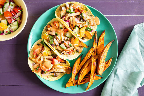 Tacos mit veganem Hähnchen und fruchtigem Salsa-Salat