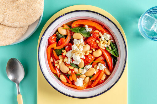 Griechischer Gemüsetopf mit Feta mit Pinienkernen und Vollkornpitabrot