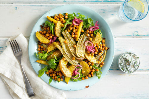 Mediterranes Kartoffel-Fenchel-Gemüse mit Kapern, Kichererbsen und Kräuterjoghurt