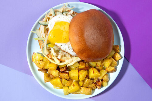 Special: Eiersandwich mit Miso-Coleslaw an Röstkartoffeln mit Sesamöl