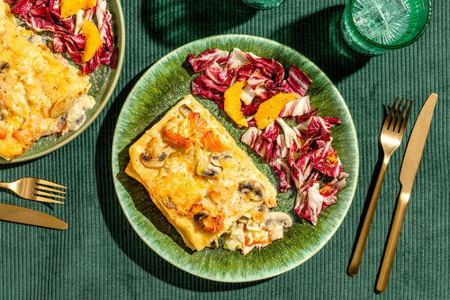 Lasagne mit Stremellachs und Champignonsauce dazu Salat mit rotem Chicorée und Orange