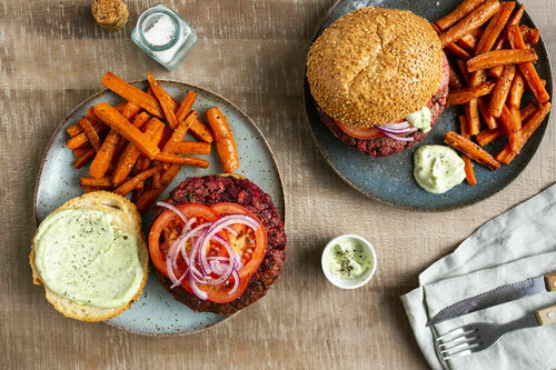 RS Rote-Bete-Feta-Burger mit Ofenkarotten und Trüffeldip