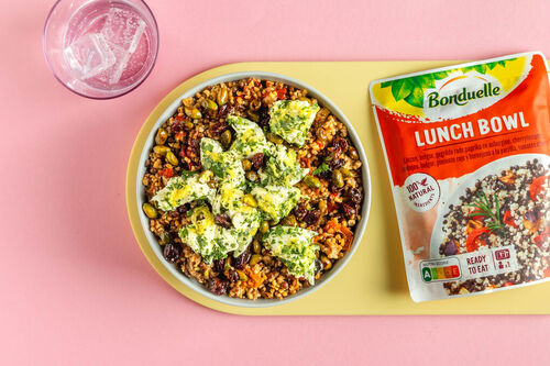 Mozzarella mit zitroniger Gremolata auf Bulgur mit Pistazien und Rosinen