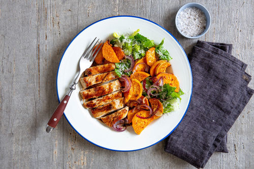 Zartes Hähnchen mit fein-würziger Sauce dazu gebackene Süßkartoffel und Salat
