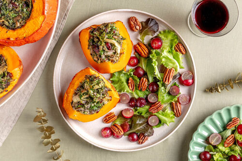 Festlicher Hokkaidokürbis aus dem Ofen mit Cranberrys und Austernpilzen