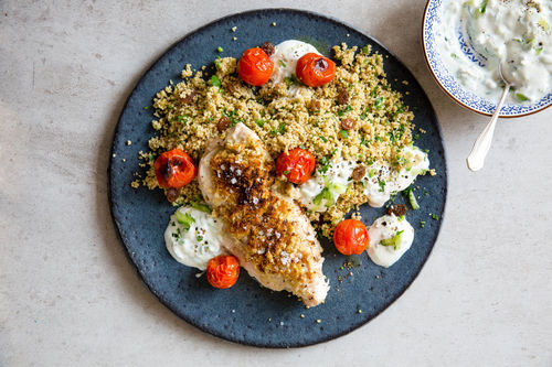 Ofen-Hähnchen mit Cashewhaube auf Rosinen-Couscous mit Gurkendip