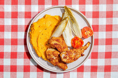 Hähnchen mit Parmesankruste an geröstetem Chicoree und Süßkartoffelpüree