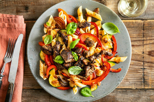 Bio-Geschnetzeltes mit Penne und Paprika-Zucchini-Gemüse