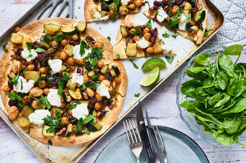 RS Tostadas mit Ziegenfrischkäse und Bohnen-Zucchini-Gemüse