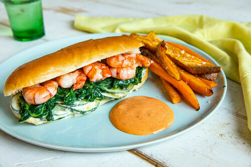 Garnelensandwich mit Spinat und Gurke dazu Süßkartoffelpommes