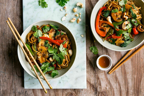 Veggie-Bratnudeln mit Cashews würzig-süß mit Paprika und Kaiserschoten