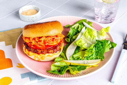 Vegetarischer Kimchi-Cheeseburger mit Tomaten und Birnen-Romana-Salat