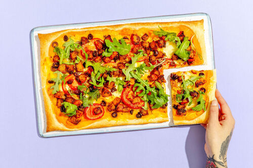 Aromatische Mozzarella-Kürbis-Tarte mit Tomaten, Rucola und Oliven