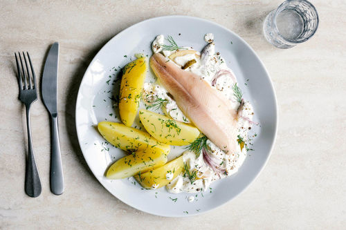 Feine Räucherforelle mit Apfel-Schmand-Dip und Kartoffeln