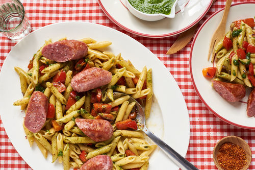 Würzige Salsiccia mit Penne, Paprika und grünem Pesto
