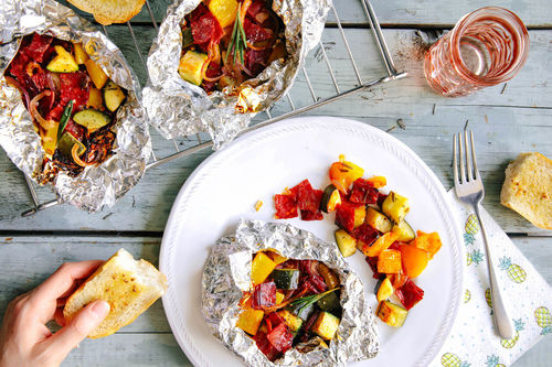 Gegrilltes BBQ-Päckchen mit Chorizo und Gemüse