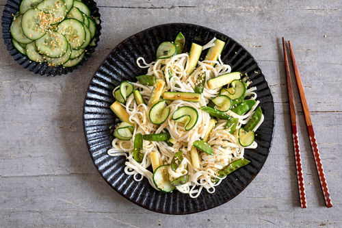 Udon-Zuckerschoten-Pfanne in Kokosmilchsauce, dazu Gurkensalat