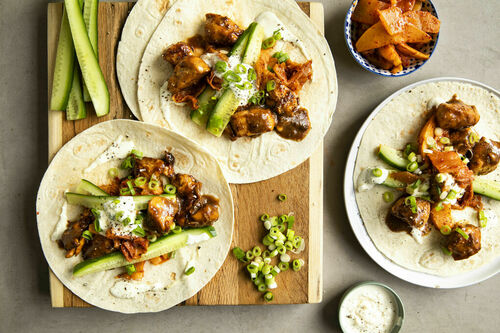 Wraps mit Teriyaki-Hähnchen und pikantem Birnen-Kimchi