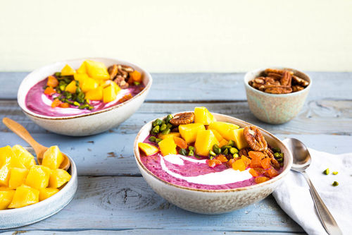 Special: Smoothie-Bowl mit Rote Bete mit Mango, Kokosraspeln und Pekannüssen