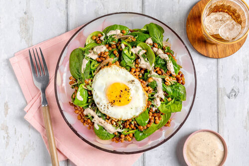 Pikante Linsen-Bowl mit Spiegelei mit Spinat und Chutney-Joghurt